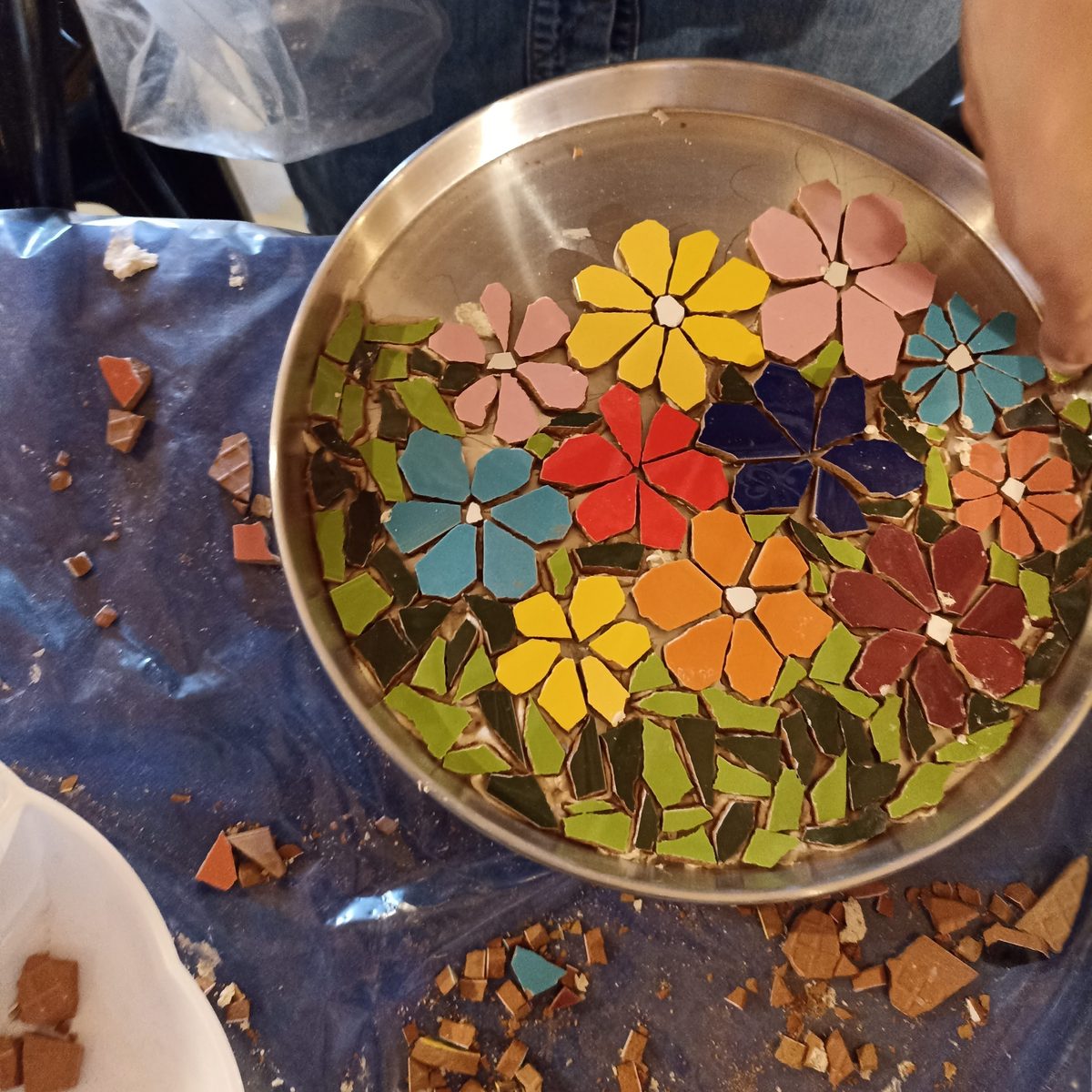 מגש בתהליך עבודה עם פרחים צבעוניים משברי אריח