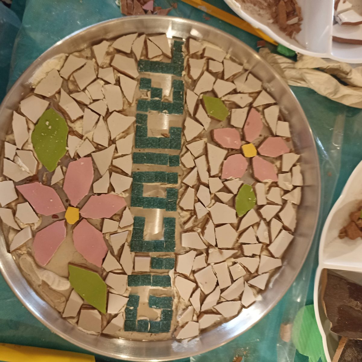 מגש בתהליך עבודה עם שם באותיות ופרחים ורודים
